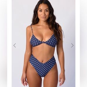 Don’t like the color on me. Never worn out just tried on.